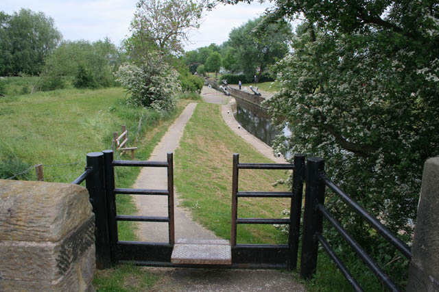 File:Low stile By Station Road, Kegworth - geograph.org.uk - 1910727.jpg