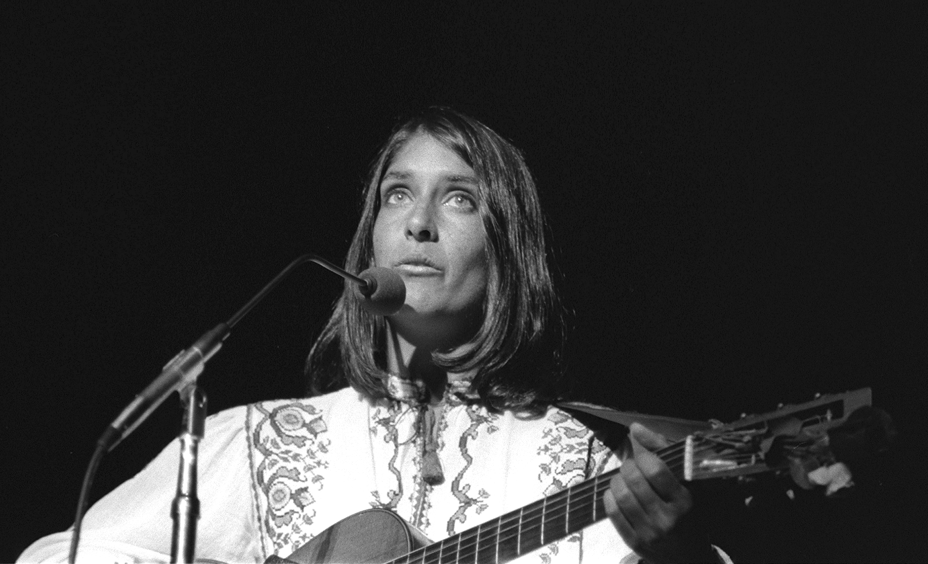 Fariña playing at a benefit for Bread and Roses