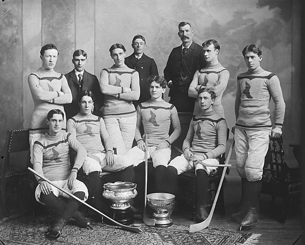 File:Montreal Shamrocks Club 1899.png