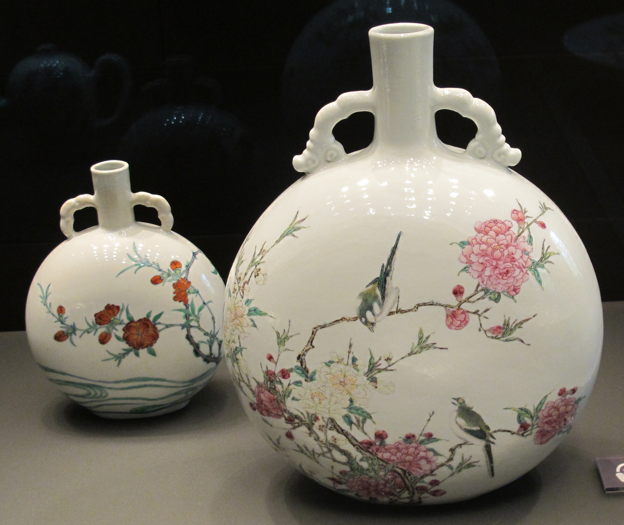 https://upload.wikimedia.org/wikipedia/commons/e/eb/Moon_flasks._Famille_rose._Qing_1723-35._Sir_Percival_David_Collection%2C_British_Museum.jpg