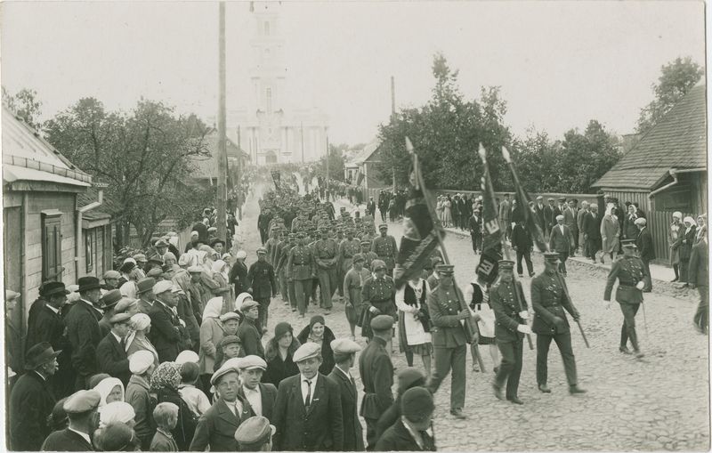File:Parade of the Lithuanian Army soldiers in front of the Panevėžys Cathedral, 1930.jpg