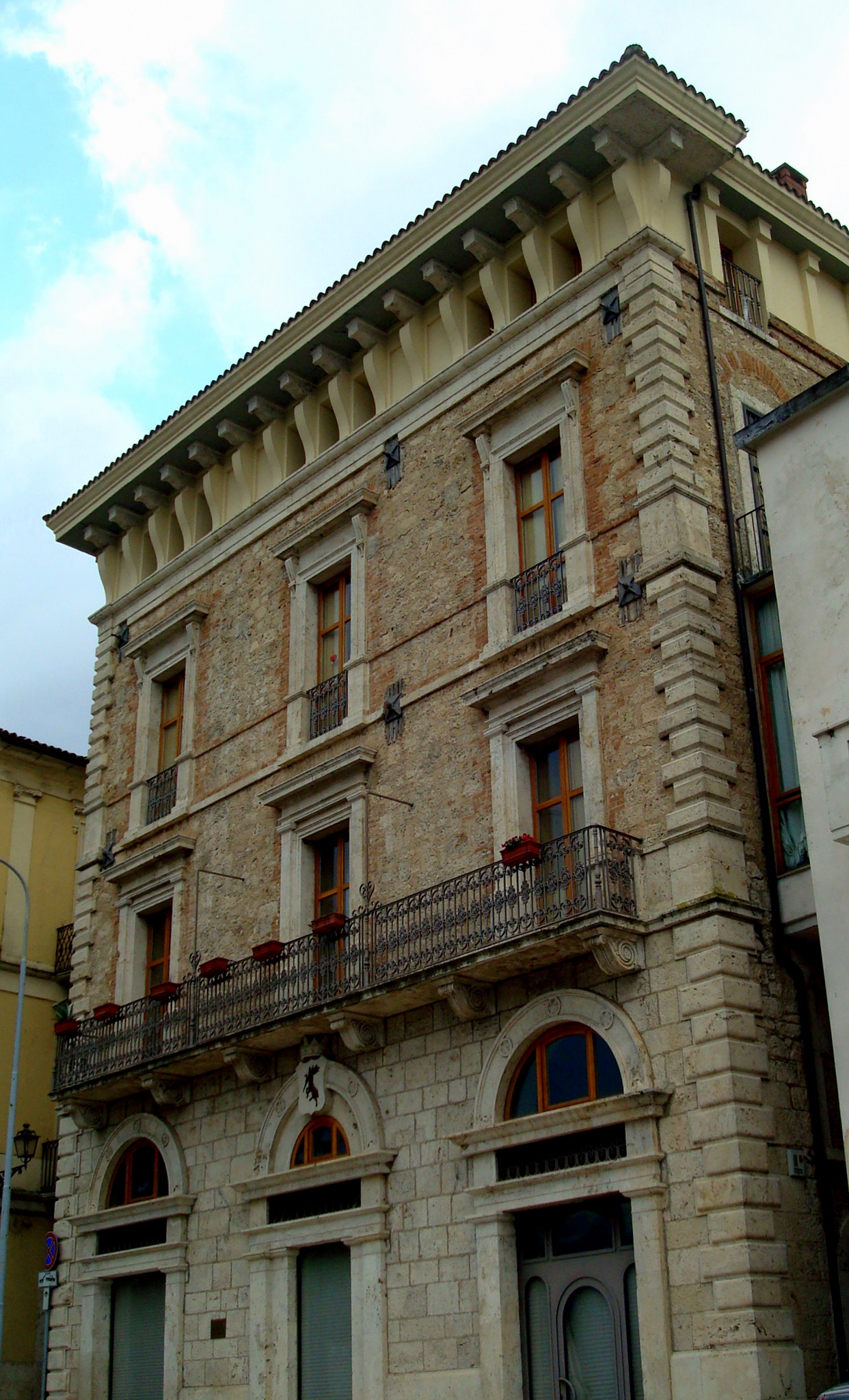 https://upload.wikimedia.org/wikipedia/commons/e/eb/Pecori-veneziale_isernia.JPG