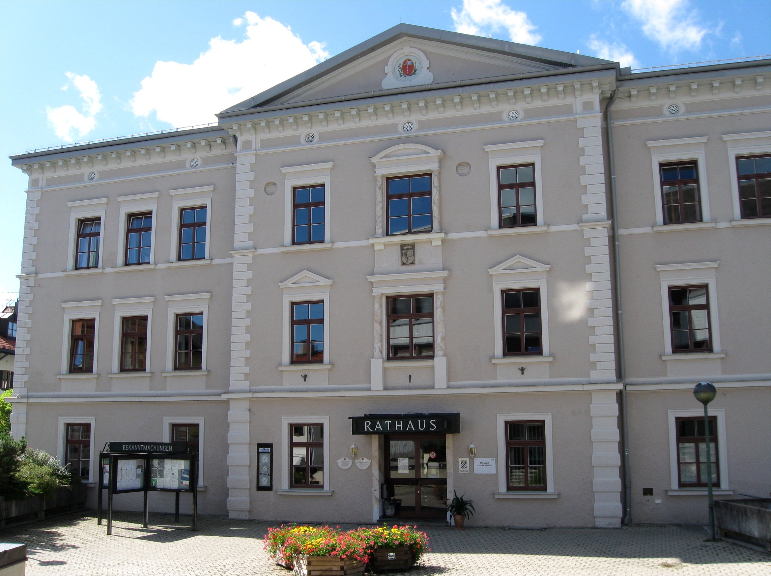 Rathausplatz 1; Rathaus, Neurenaissance, mit Giebelrisalit an der nördlichen Eingangsseite, 1878/187...