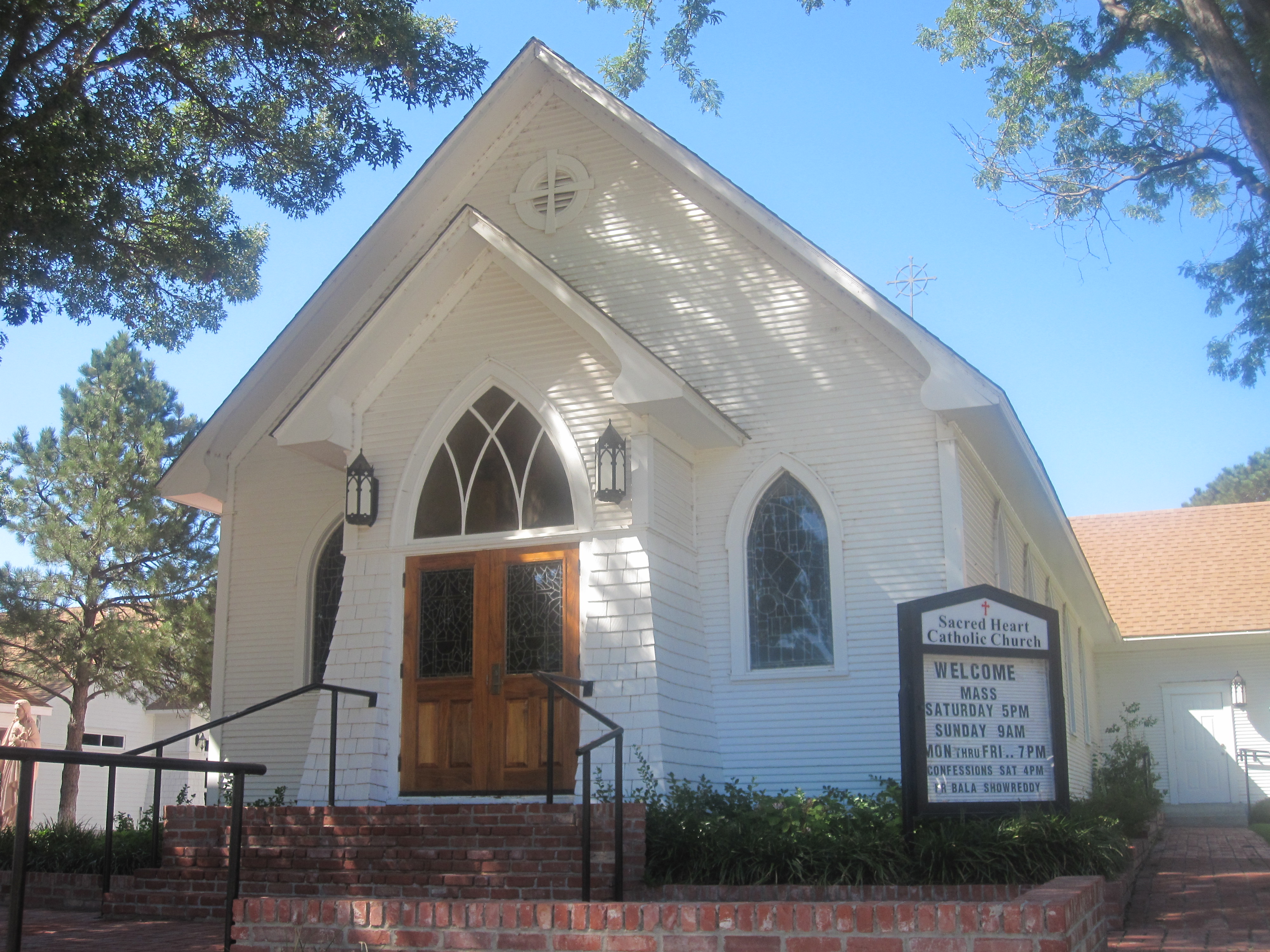 Vous aimeriez intégrer ou revenir à l'Église Catholique ? Lisez ceci... Sacred_Heart_Catholic_Church,_Canadian,_TX_IMG_6102