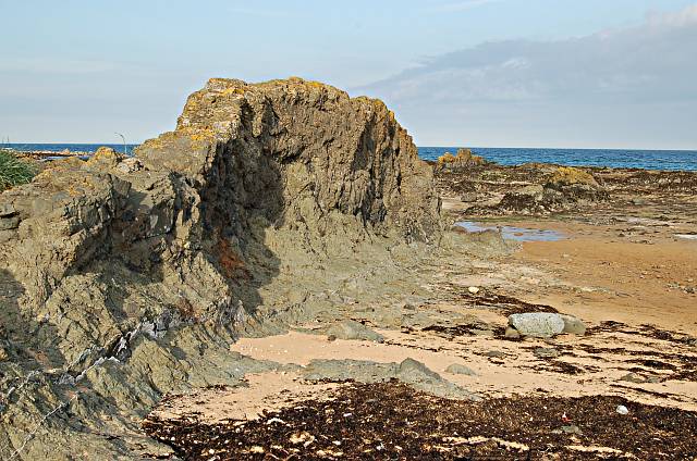 File:Small volcanic dyke, Ardross - geograph.org.uk - 183782.jpg