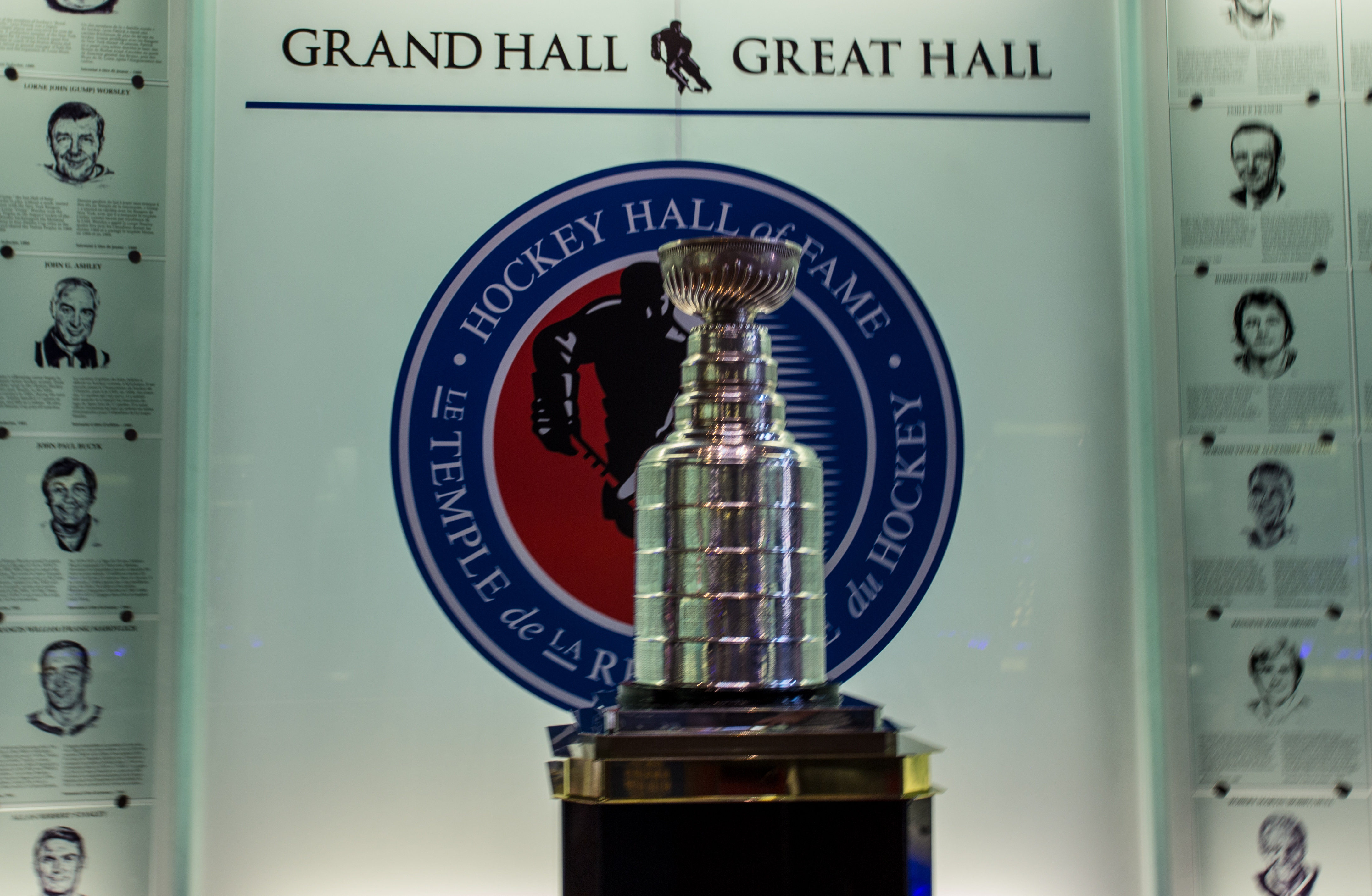 https://upload.wikimedia.org/wikipedia/commons/e/eb/Stanley_Cup_%2820734113475%29.jpg