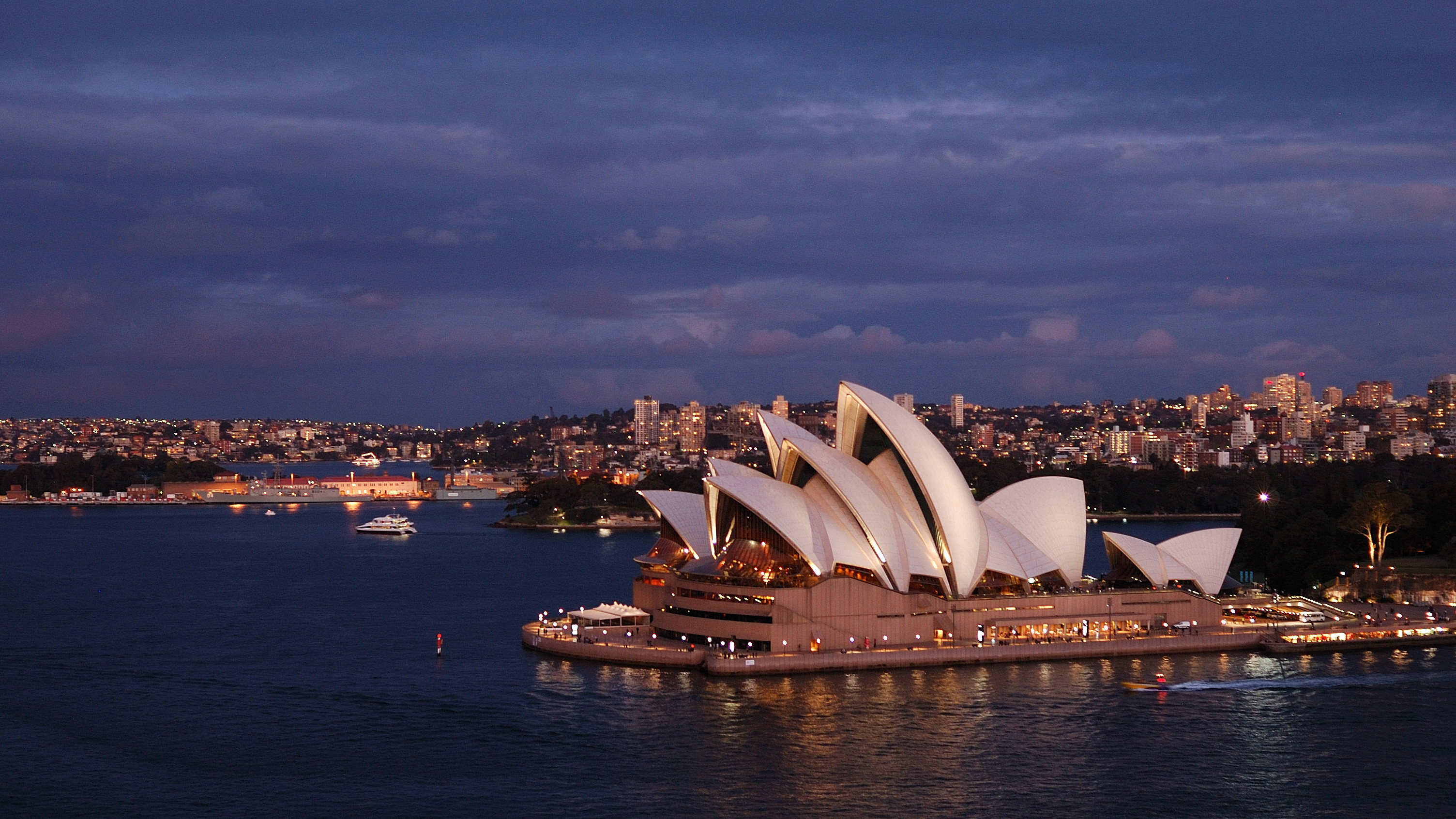 The Sydney Opera House at dusk.jpg
