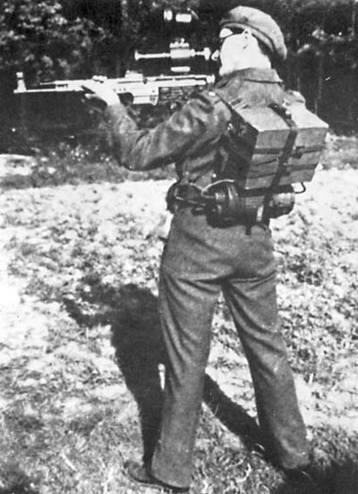 Vampir night scope tested by British soldier.jpg