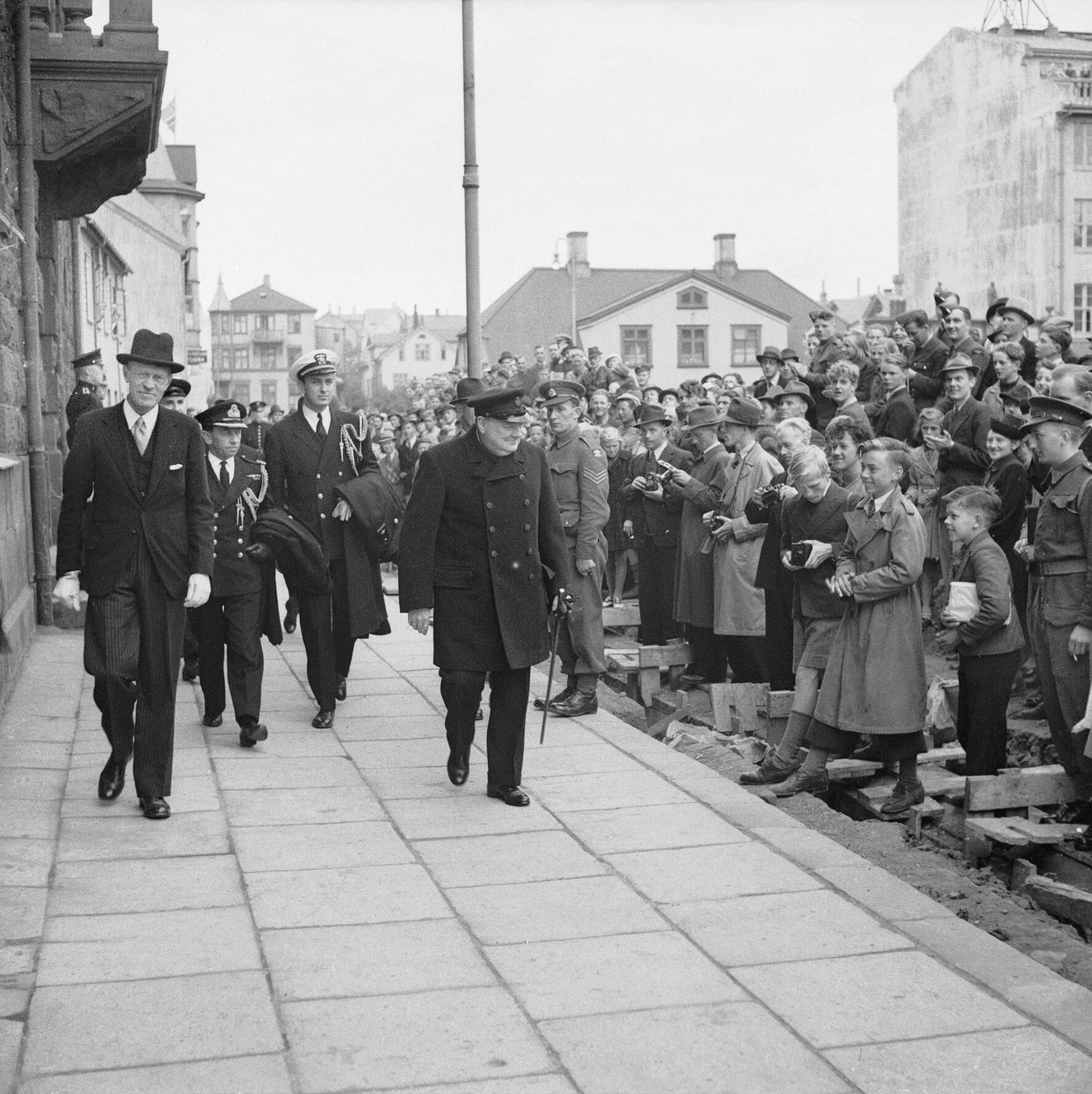 File Winston Churchill Being Greeted By Local People In Reykjavik During His Visit To Iceland On His Way Home From The Atlantic Conference With President Roosevelt 19 August 1941 H Jpg Wikimedia Commons