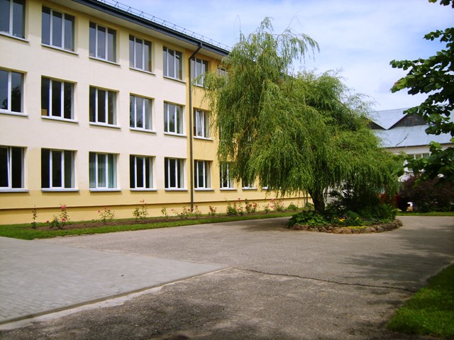 File:Žemaičių Kalvarija secondary school.JPG