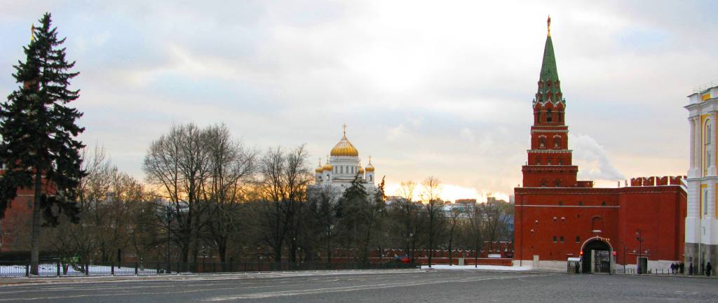 Координаты московского кремля. Координаты Кремля в Москве. Стеклянная пирамида в Москве у Кремля. Отдел кадров Кремля Москва.