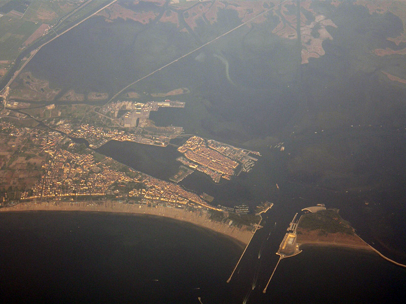 File:Aerial photographs of Italy 2009 18 (RaBoe).jpg