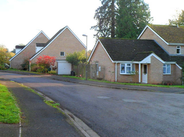 File:Alpine style roofs, Lakeside, Newent - geograph.org.uk - 3102526.jpg