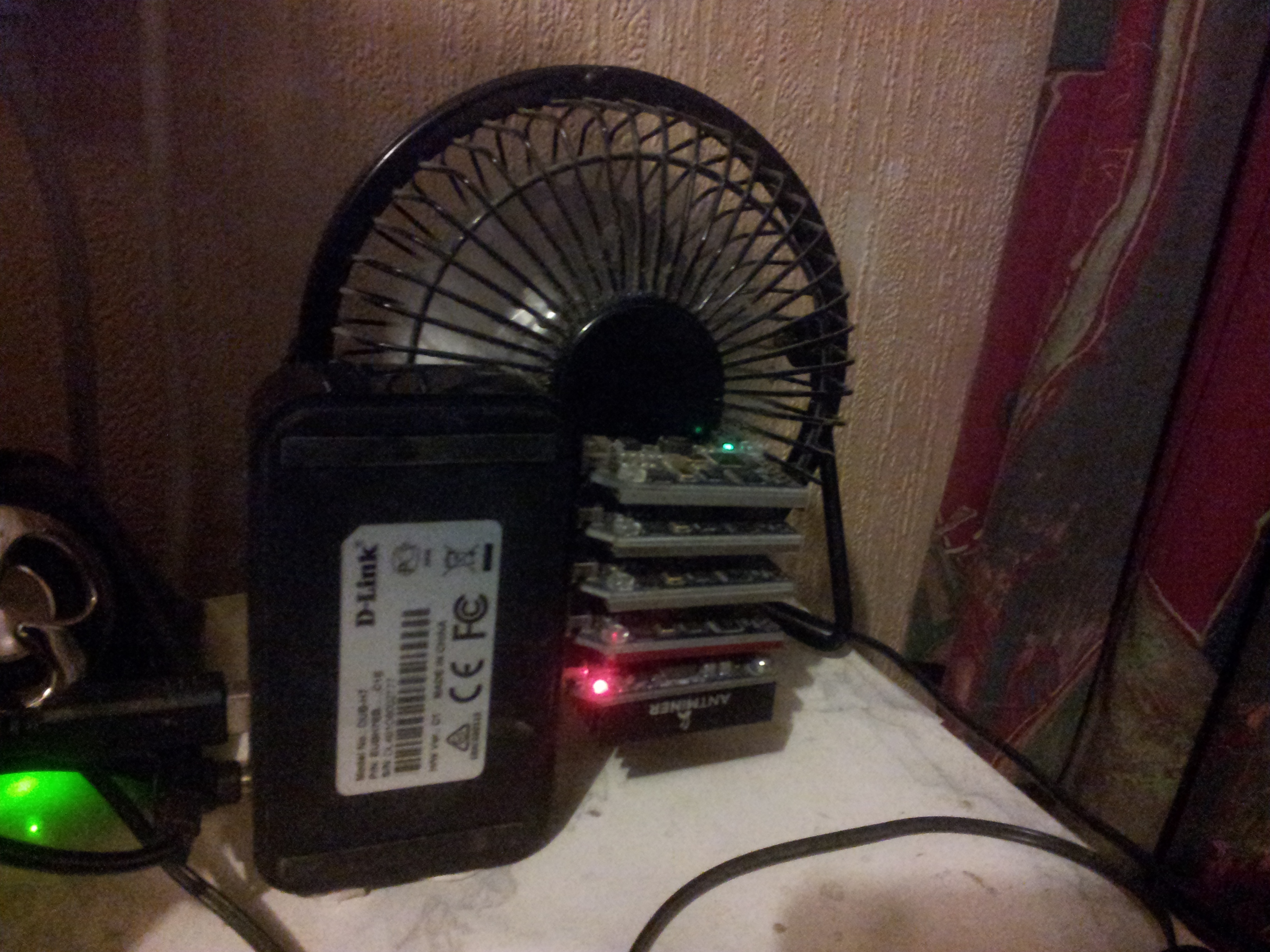 Bitcoin USB rig.jpg English: Bitcoin USB rig consisting of a D-Link DUB-H7 USB hub with 4 ASICMINER USB Block Erupters and an Antminer U2, cooled