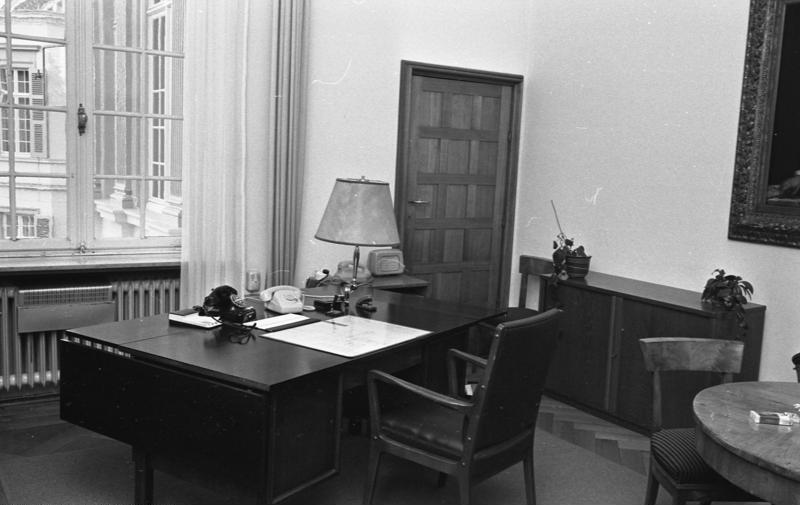 File:Bundesarchiv B 145 Bild-F030204-0013, Bundeskanzleramt, Arbeitszimmer Kanzleramtschef.jpg