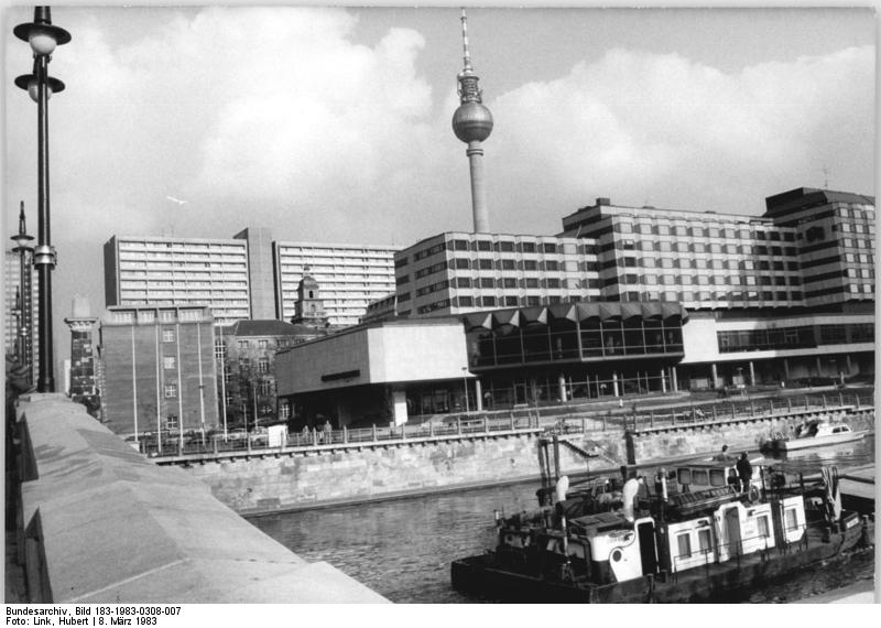 File:Bundesarchiv Bild 183-1983-0308-007, Berlin, "Palasthotel".jpg