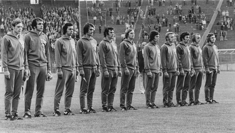 File:Bundesarchiv Bild 183-N0615-0011, X. Fußball-WM, DDR-Nationalmannschaft.jpg