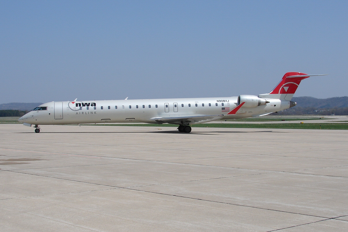 CRJ900 (Northwest Airlink) (2455197066).jpg