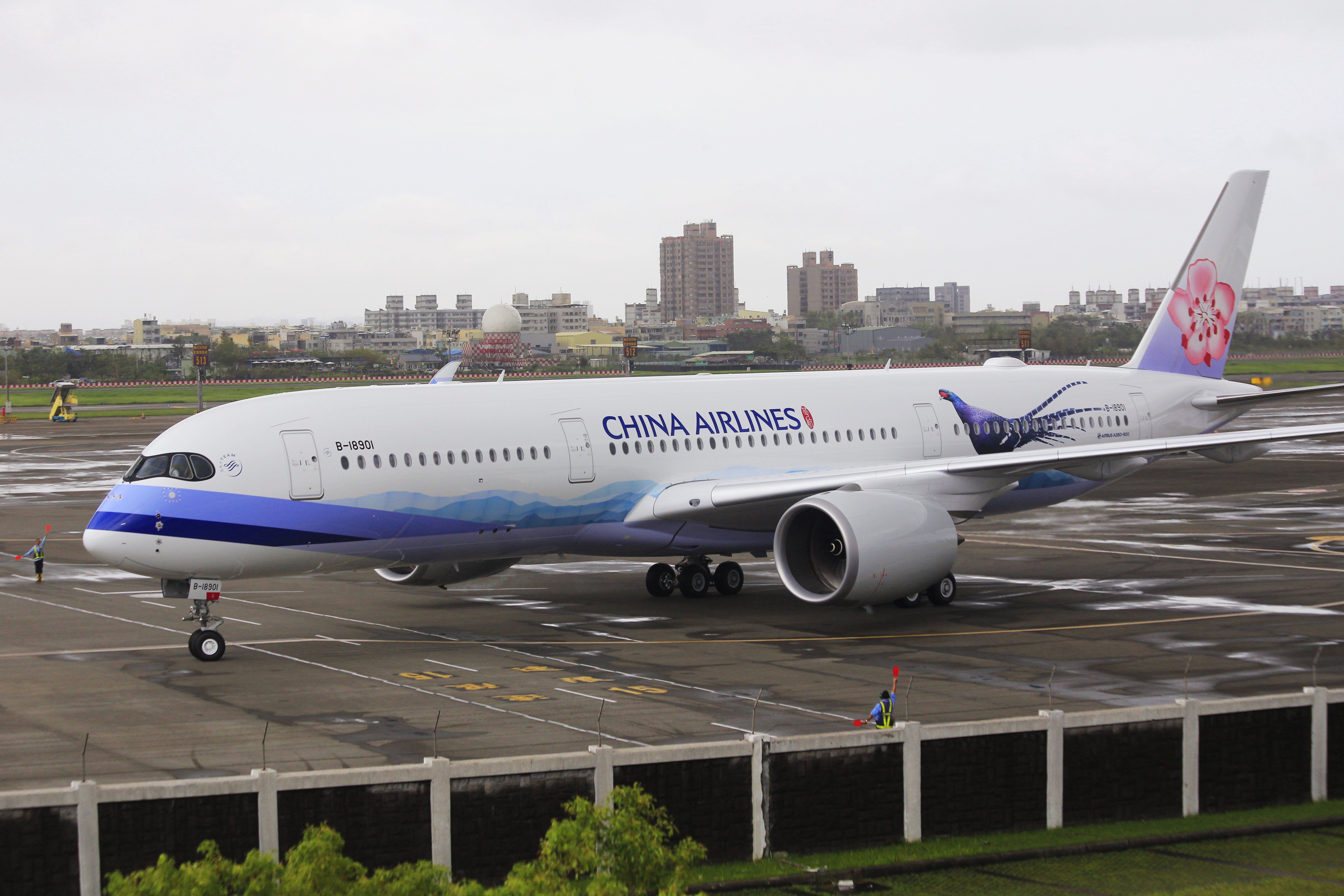 File:China Airlines, Airbus A350-941, B-18901 (30105765411