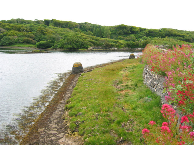 File:Clifden Harbour - geograph.org.uk - 200103.jpg