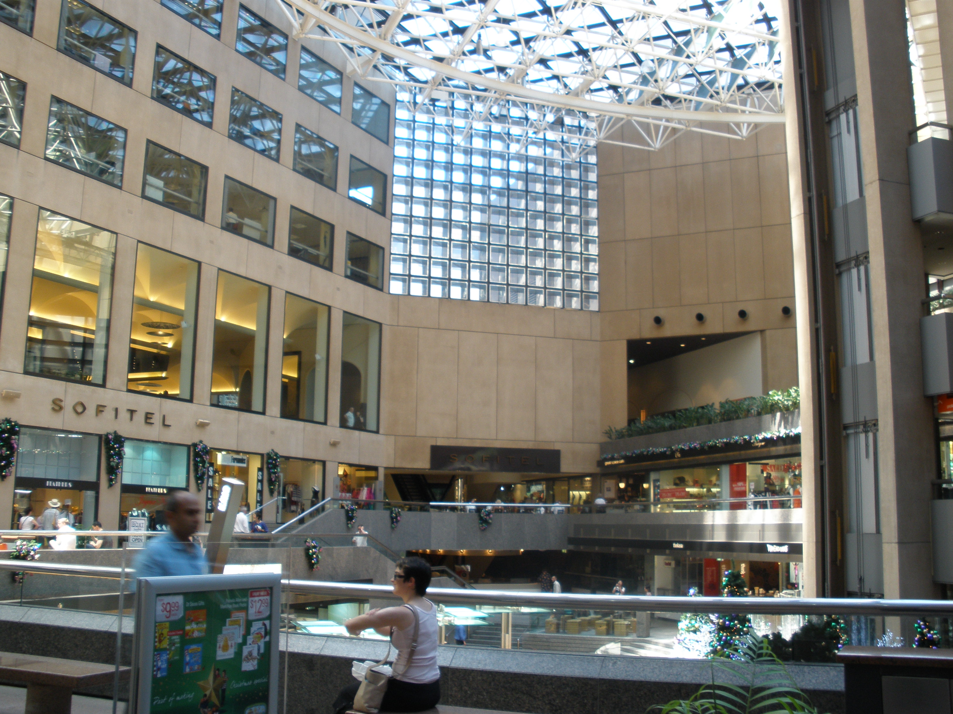 https://upload.wikimedia.org/wikipedia/commons/e/ec/CollinsPlaceFoodCourt.JPG