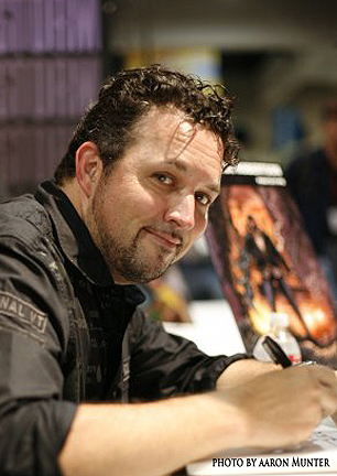 File:Darick Robertson at San Diego Comicon 2009.jpg