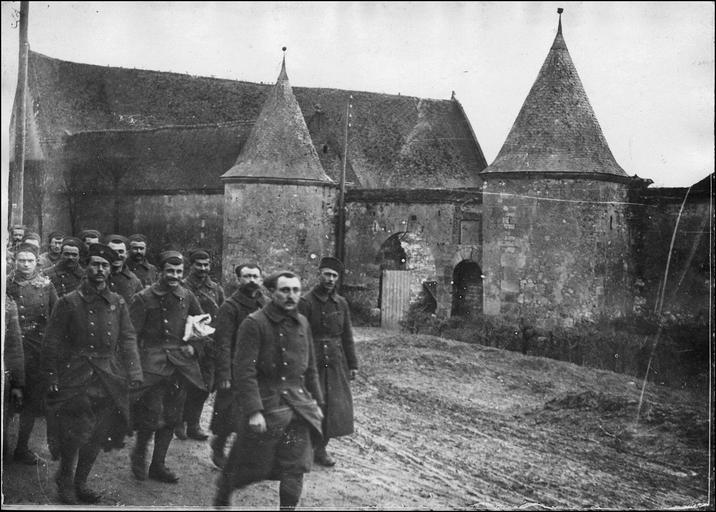 File:Division marocaine - Zouaves revenant de corvée - Froissy - Médiathèque de l'architecture et du patrimoine - APD0003395.jpg