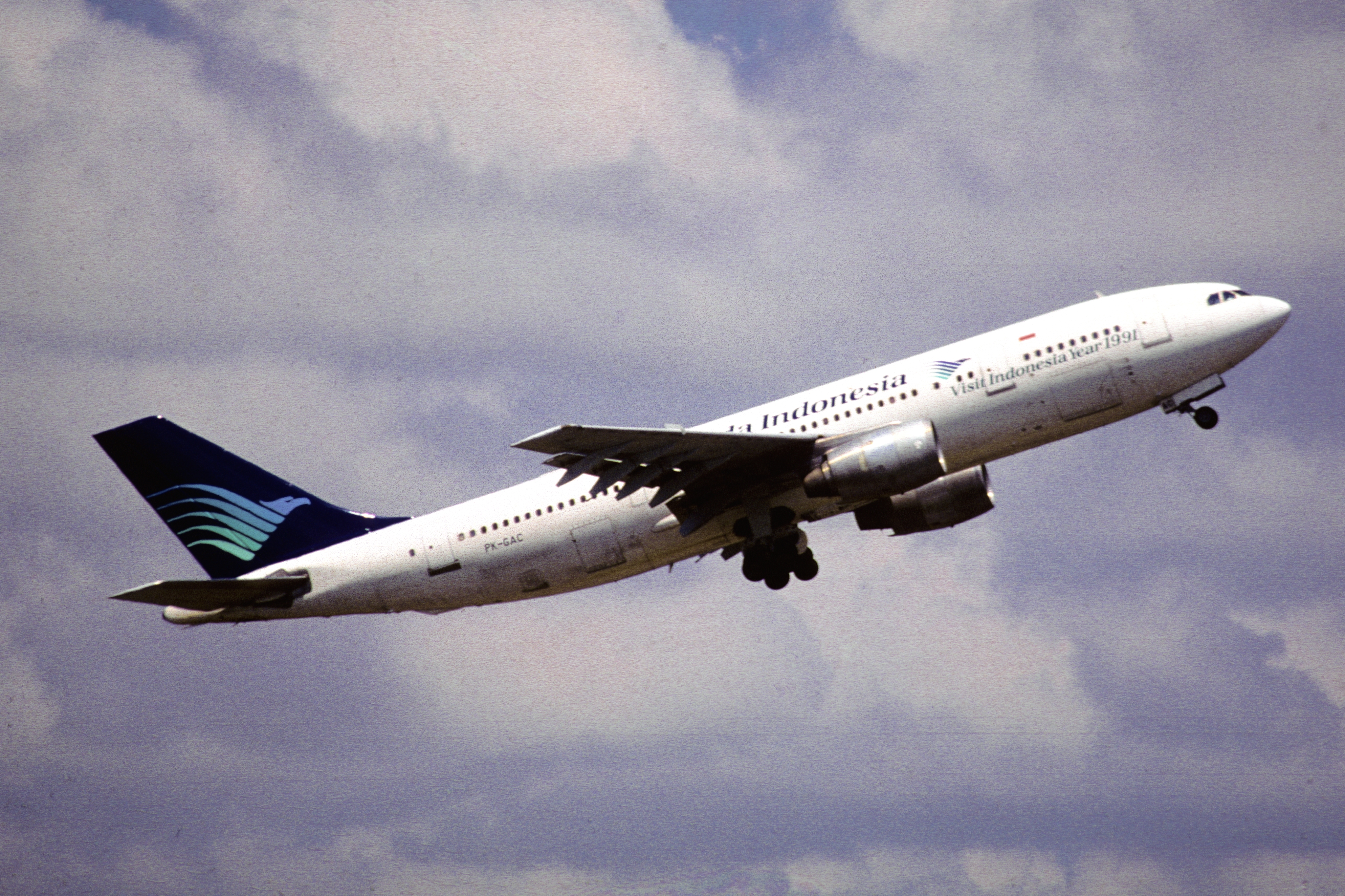 File:Garuda Indonesian Airways Airbus A300B4-220 (PK-GAC 164