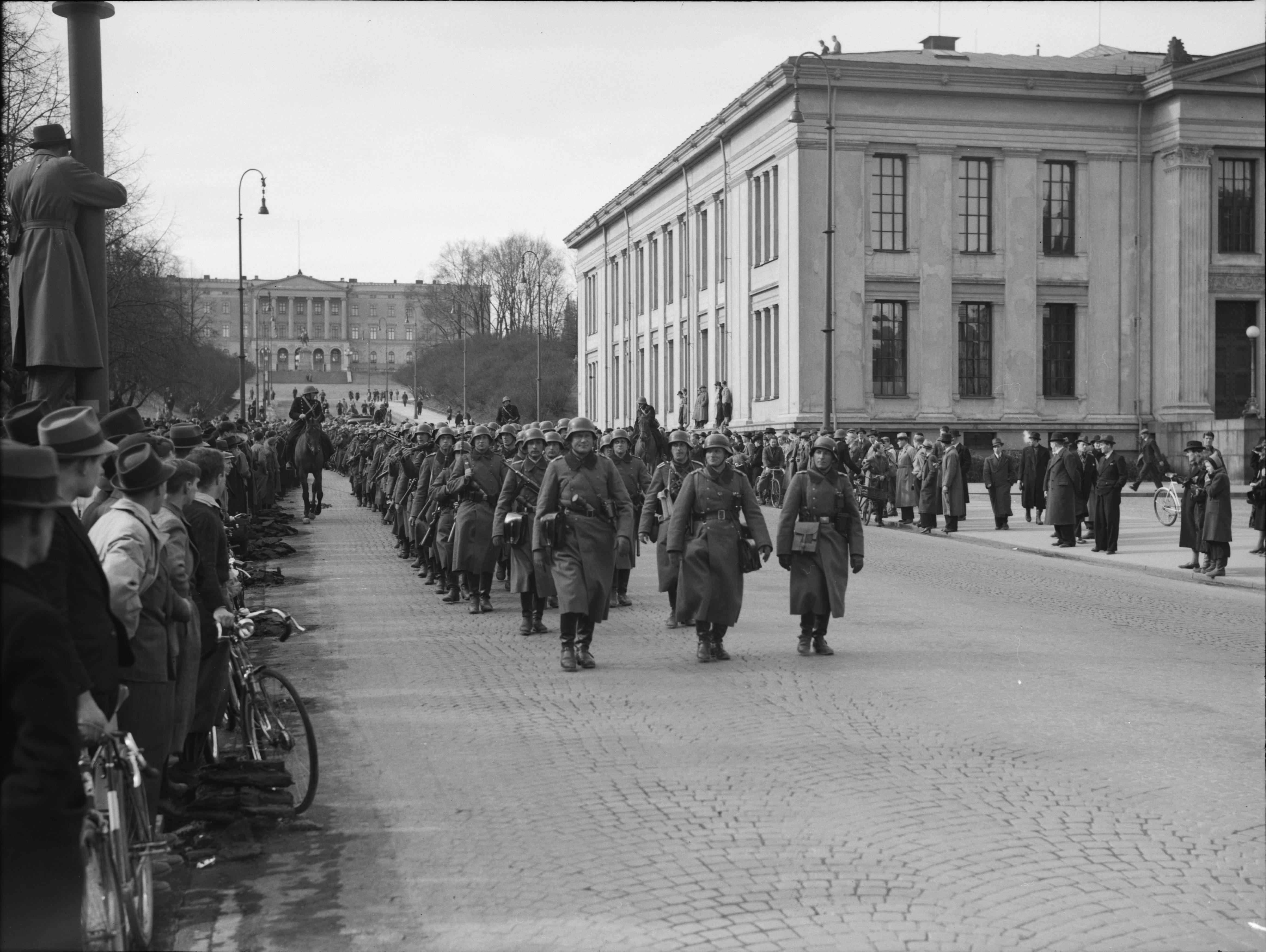 German forces in Oslo, the Royal Palace in the background. Photo: Unknown photographer via Wikimedia Commons.