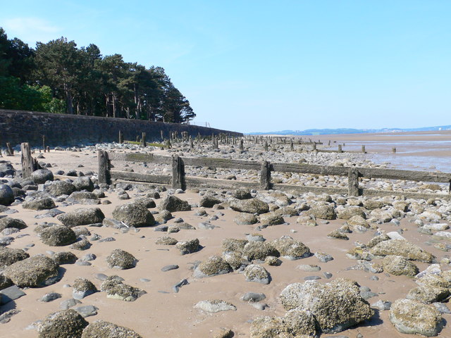 File:Groynes, Glan y Mor Elias - geograph.org.uk - 1335509.jpg