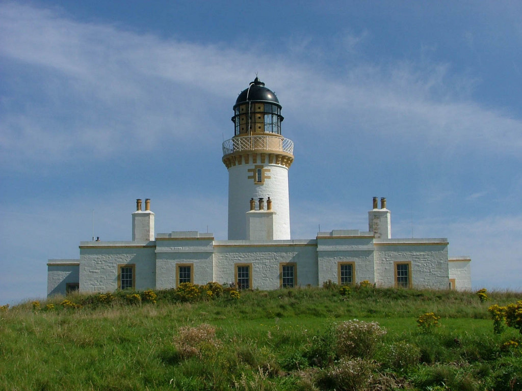 Little Ross Lighthouse tower and keepers houses (geograph 2123471).jpg