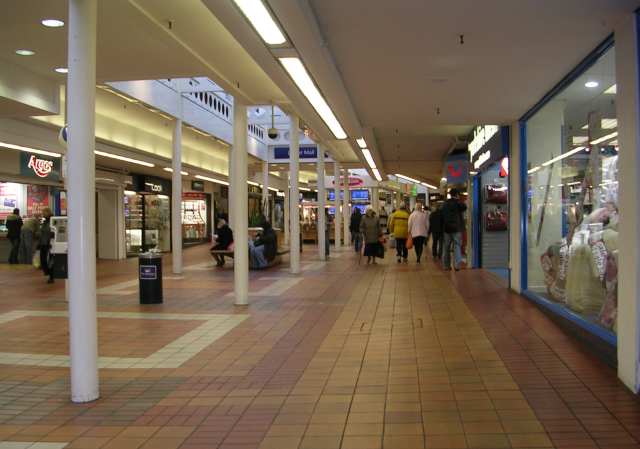 File:Lower Mall - The Ridings Centre - geograph.org.uk - 654366.jpg