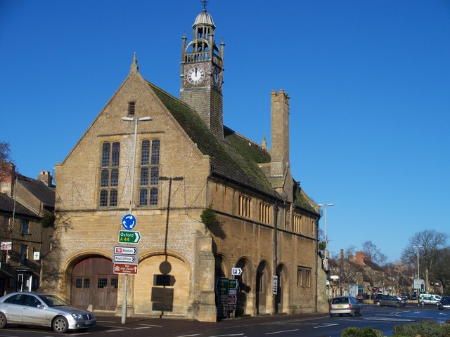 File:Midday Christmas 2009 - geograph.org.uk - 1632371.jpg