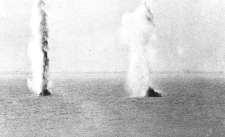 File:North Vietnamese shells explode near USS Duncan (DDR-874), in 1967.jpg