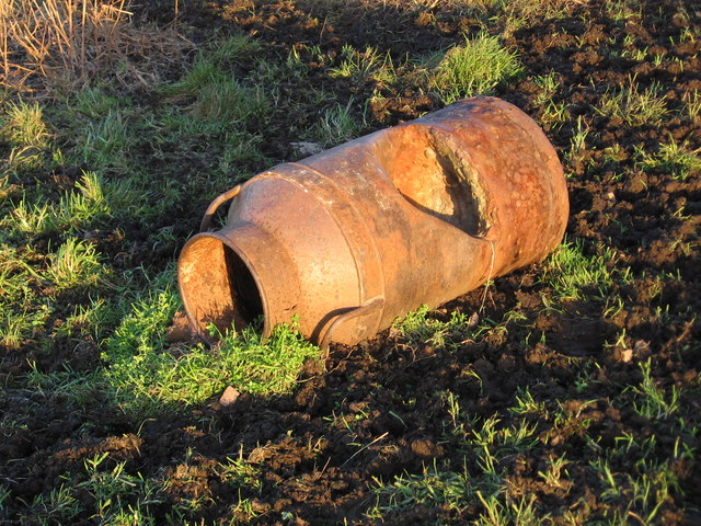 File:Old milk churn - geograph.org.uk - 208541.jpg