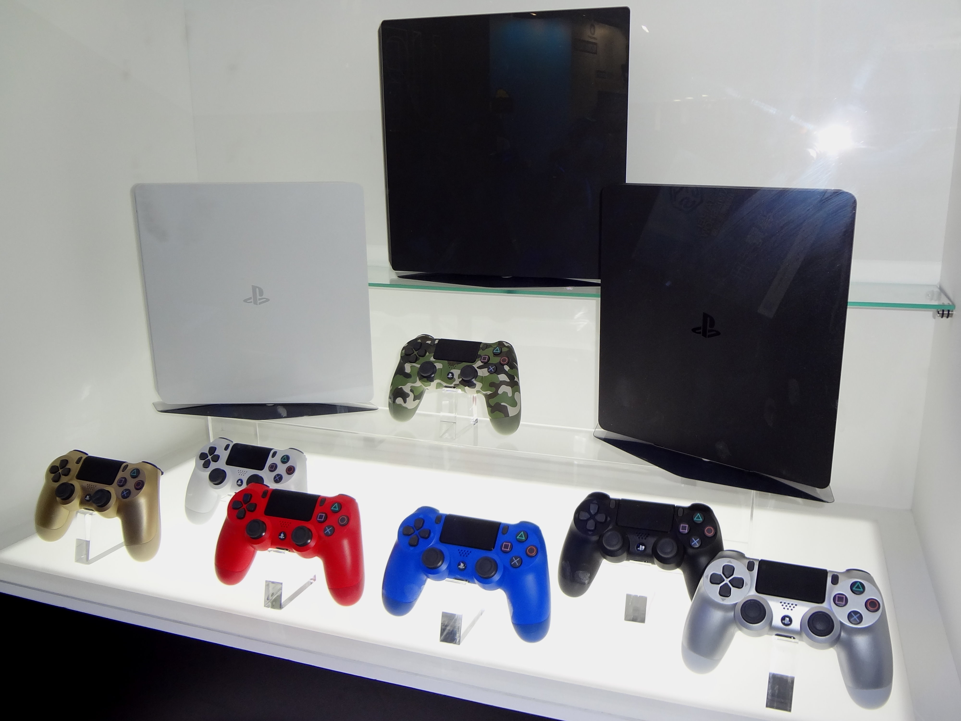 File:Sony-PlayStation-4-PS4-Console-FR.jpg - Wikimedia Commons