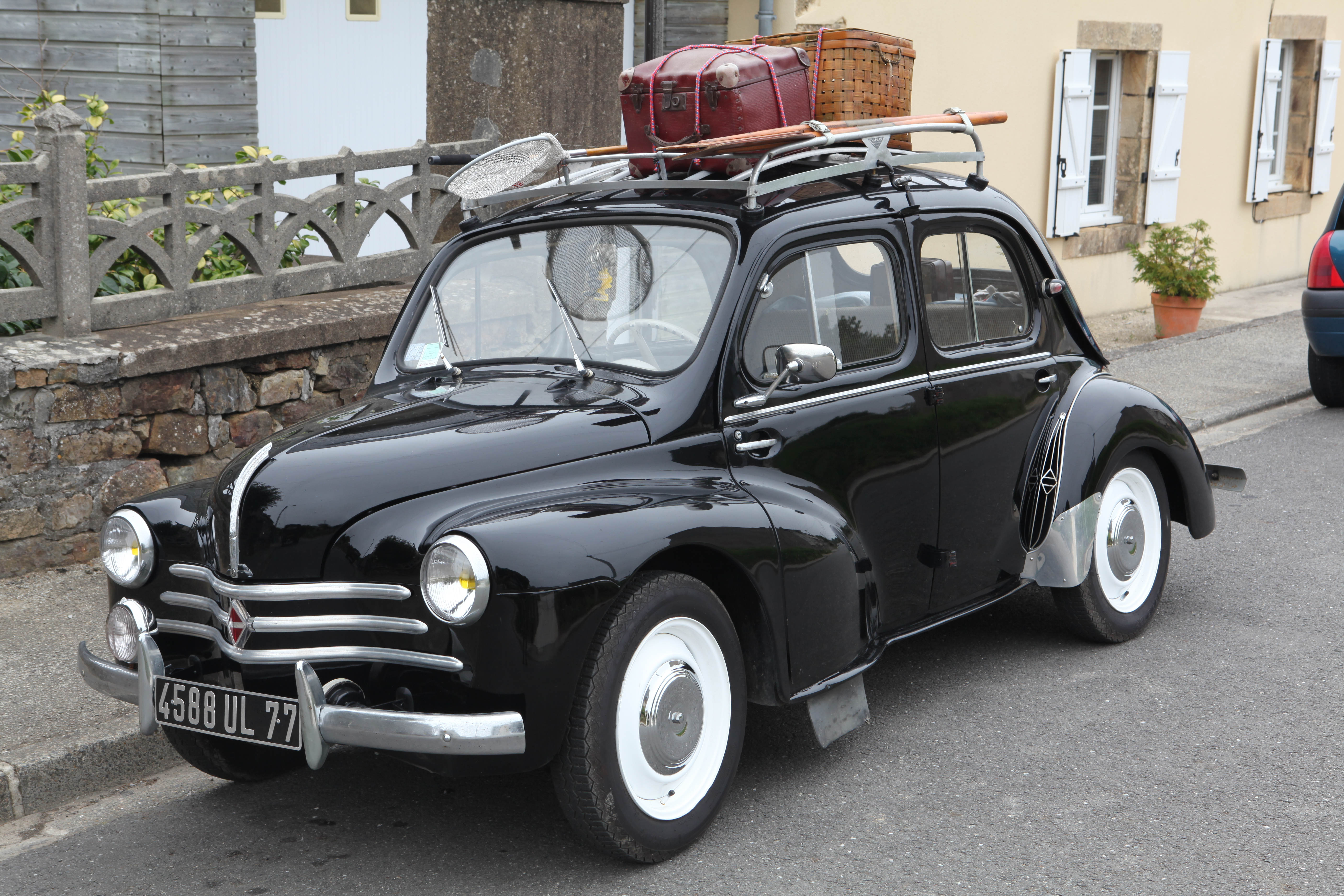 Купить рено классик. Renault 4cv. Renault 4. Renault 4cv салон. Рено 4 классика.