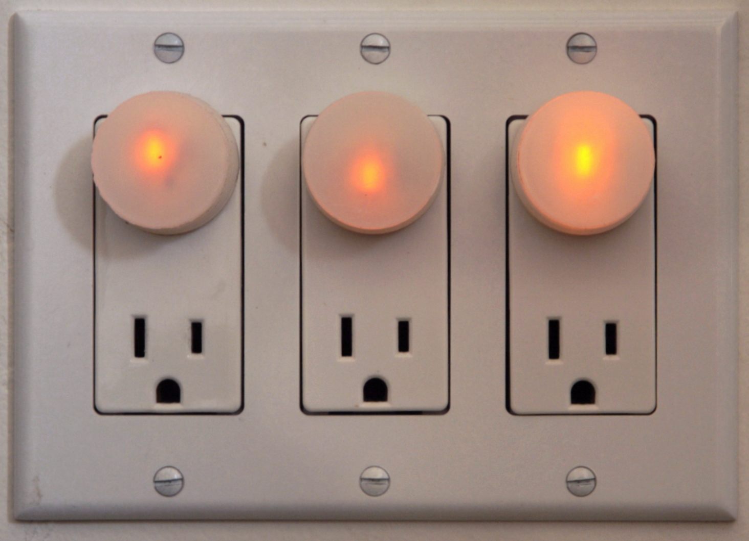 https://upload.wikimedia.org/wikipedia/commons/e/ec/Triplex-electrical-socket-configuration.jpg