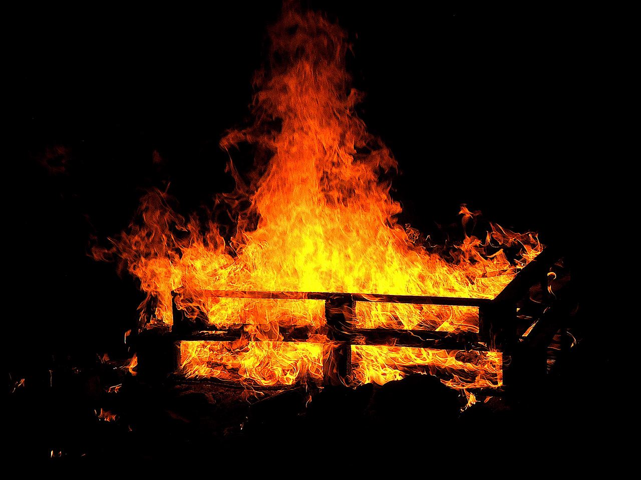 File:Campfires burning wood pits.jpg - Wikimedia Commons