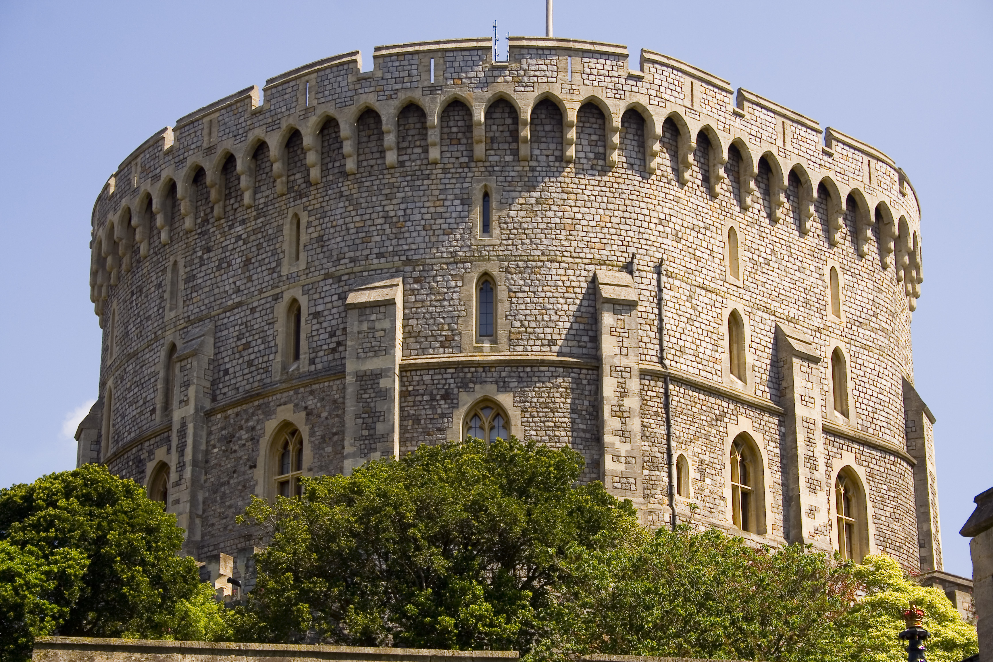 Round tower. Виндзорский замок башня. Замок с круглыми башнями. Зубчатые стены круглая башня. Знаменитая круглая башня в Мексике.