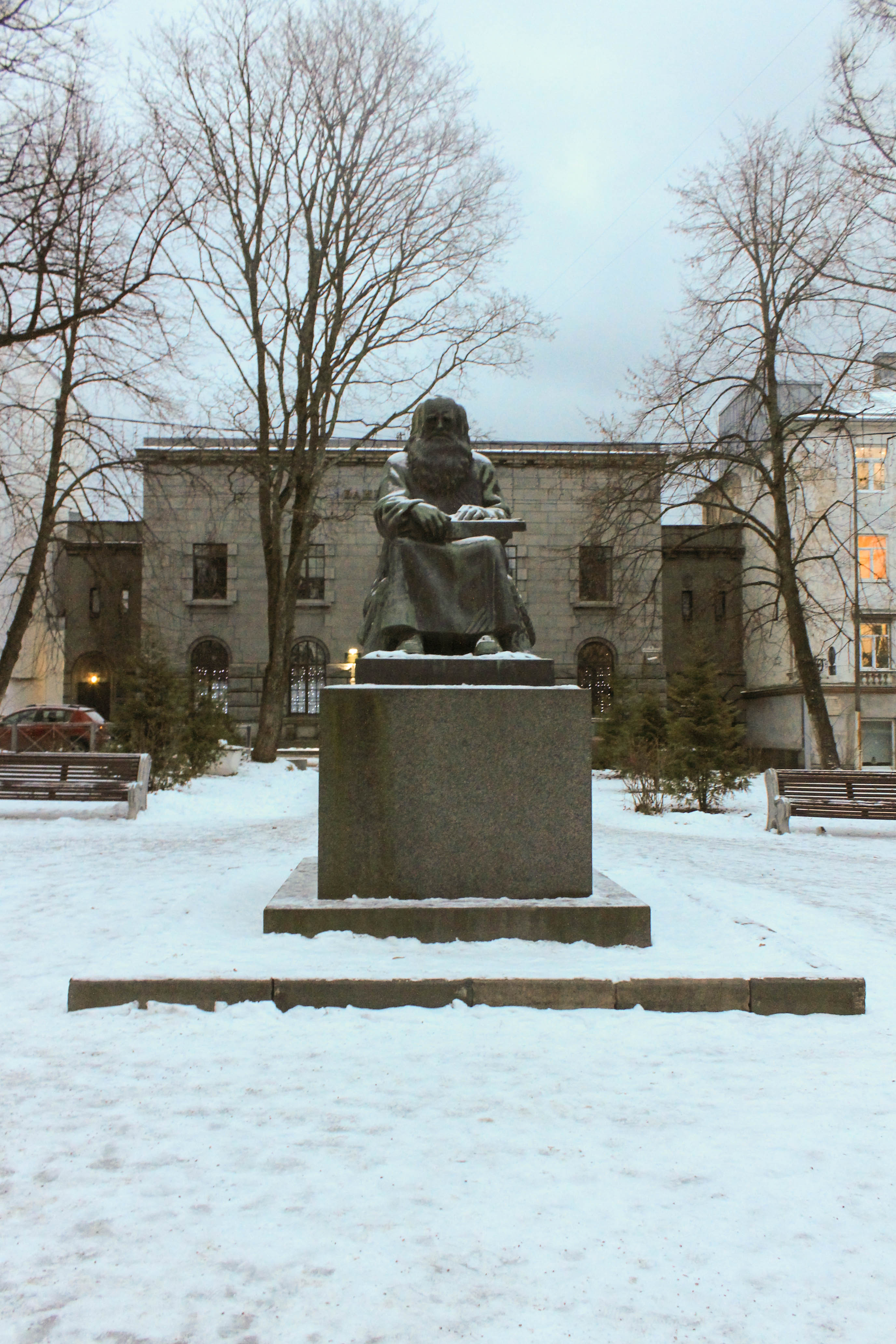Сортавала зимой памятник рунопевцу