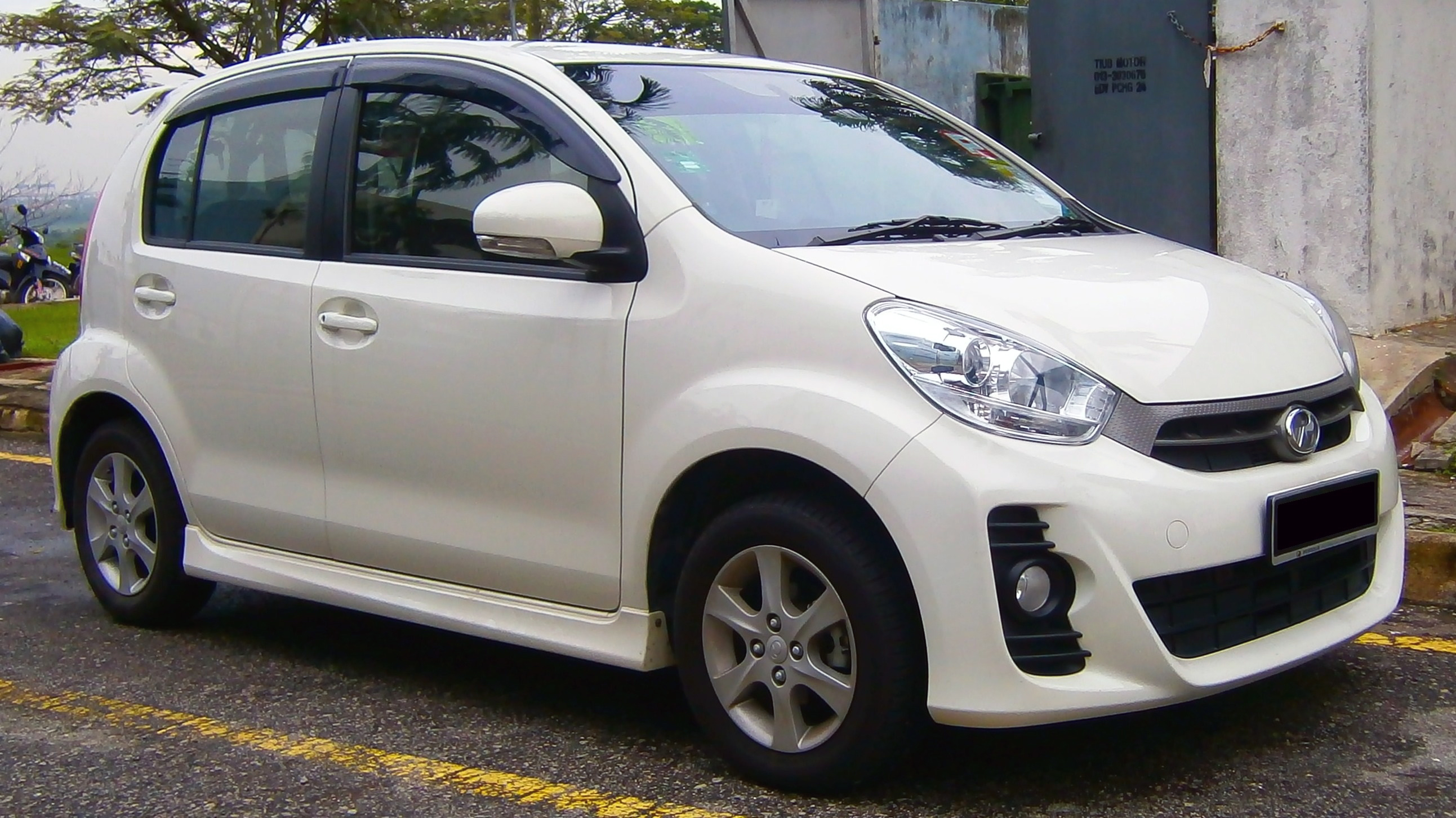 File:2013 Perodua Myvi SE in Cyberjaya, Malaysia (01).jpg ...