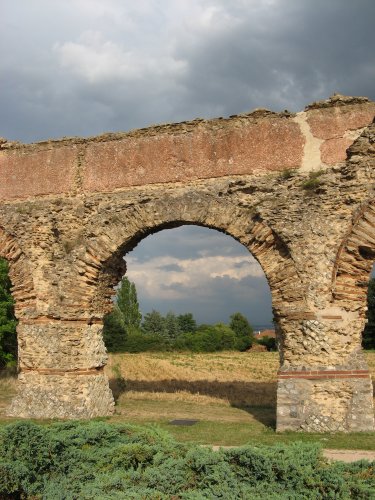 File Aqueduc gallo romain du Gier Plat de l air une arche est.jpg