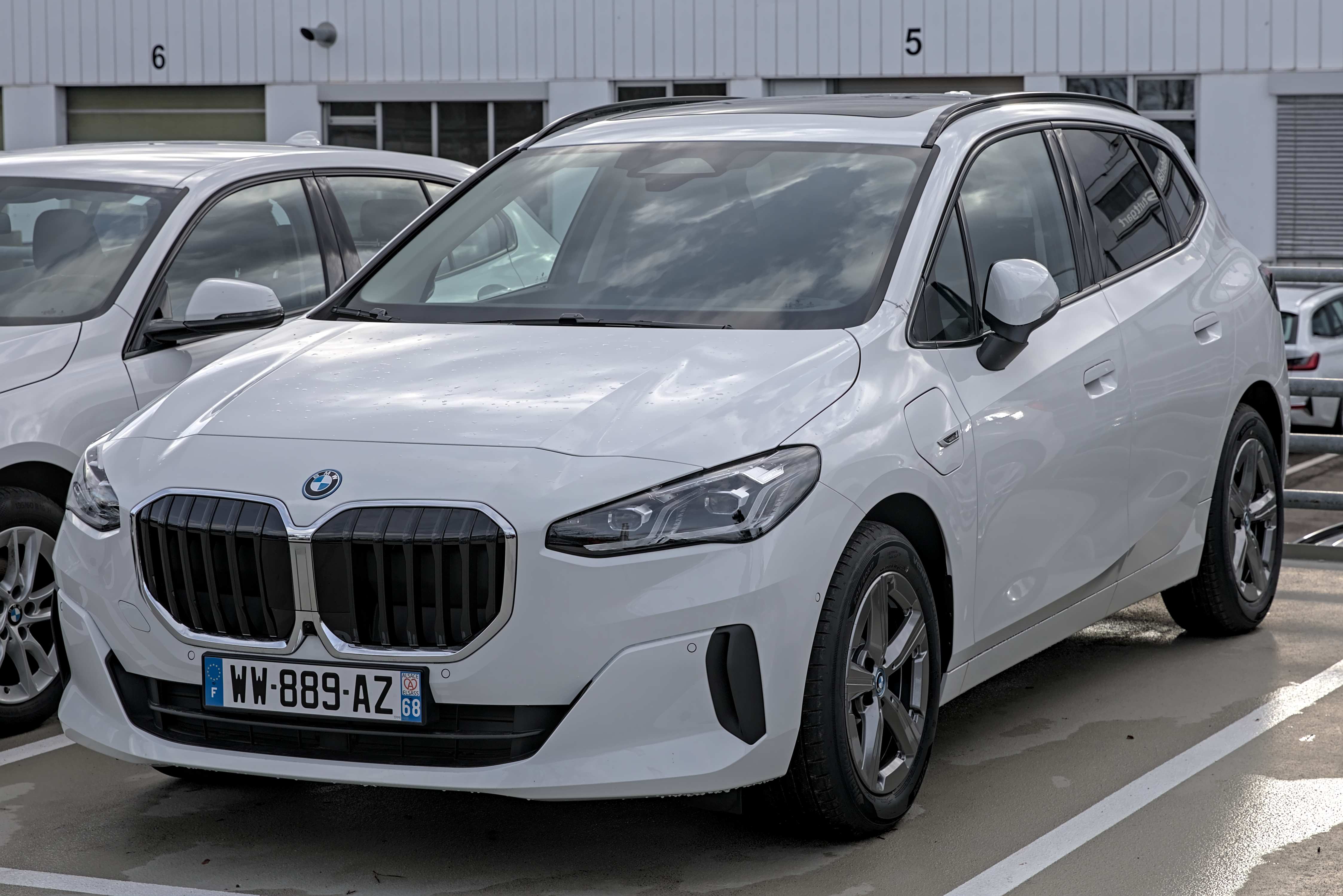 https://upload.wikimedia.org/wikipedia/commons/e/ed/BMW_U06_PHEV_1X7A6821.jpg