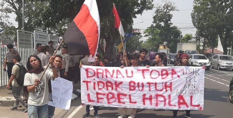 File:Batak Flag at a Protest.jpg