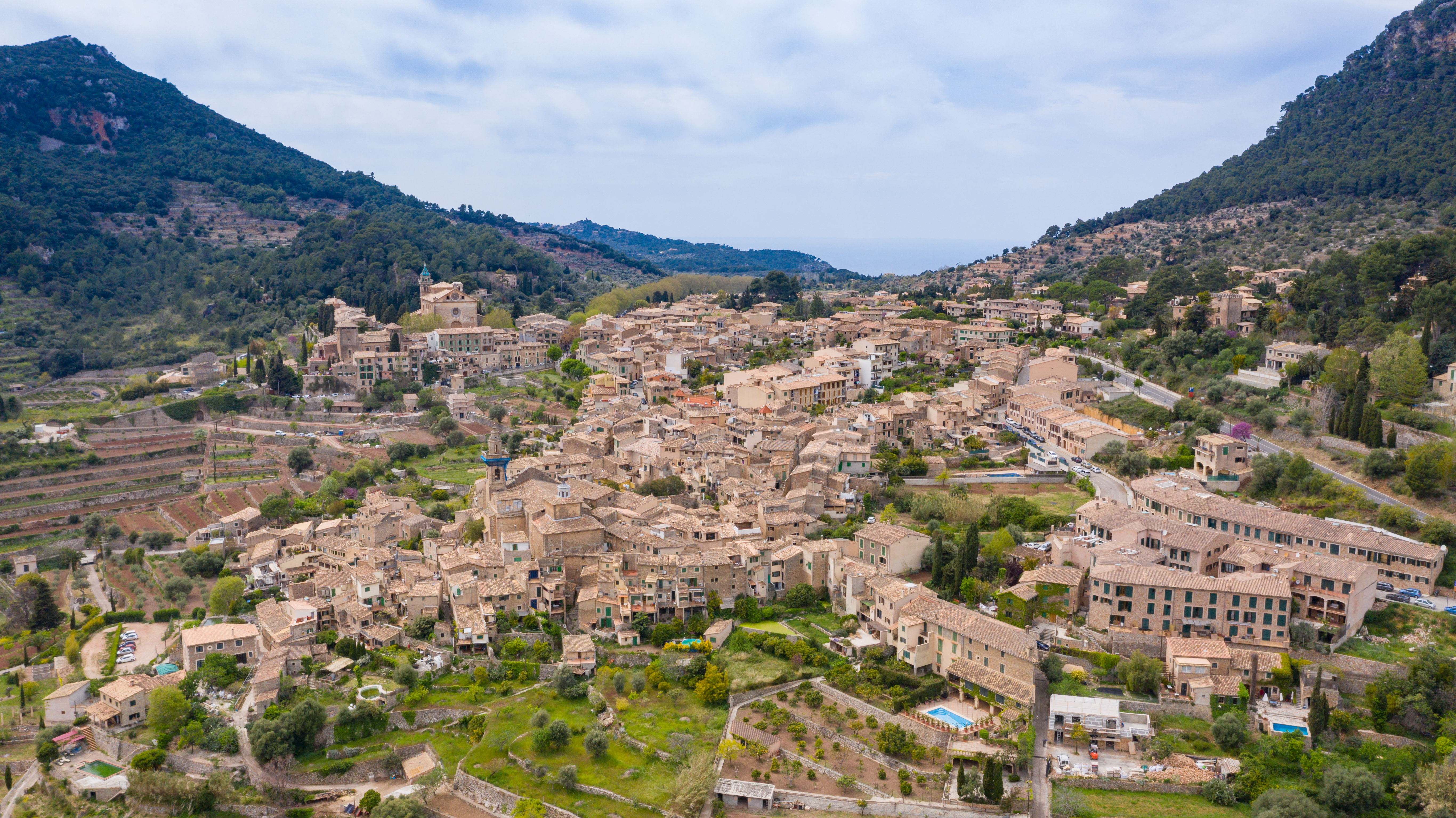 File:Blick auf das Dorf Valldemossa auf der Insel von Mallorca