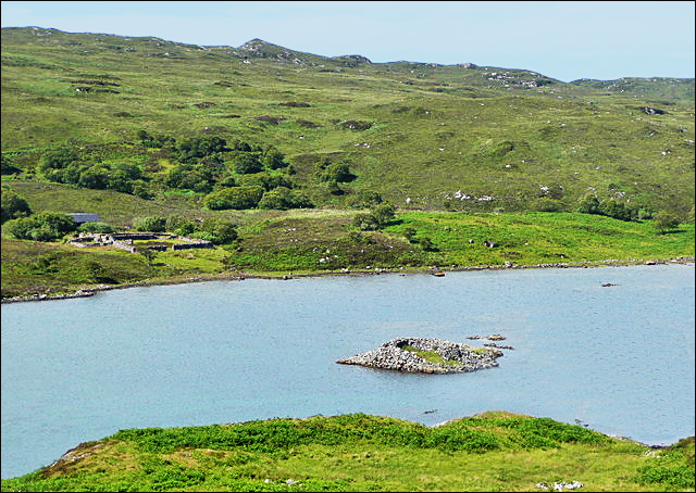 File:Broch au milieu du loch Ardbhair.jpg