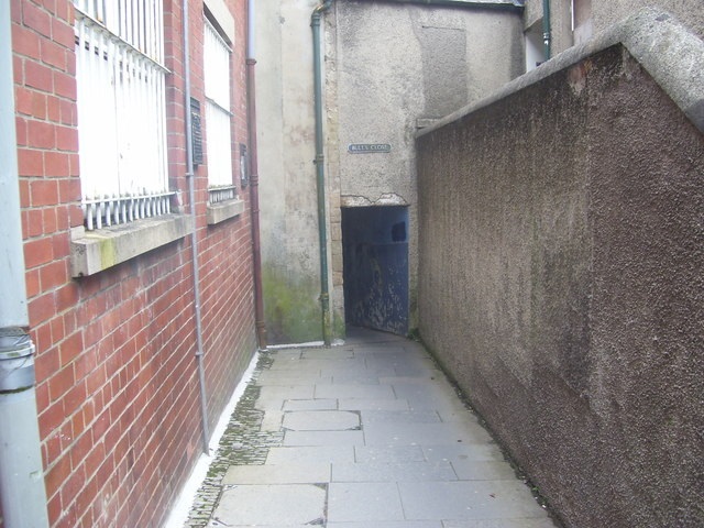 File:Bull's Close, Lanark - geograph.org.uk - 3585623.jpg