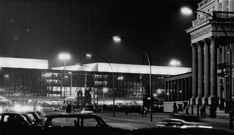 File:Bundesarchiv Bild 183-1988-1231-004, Berlin, Palast der Republik, Nacht.jpg