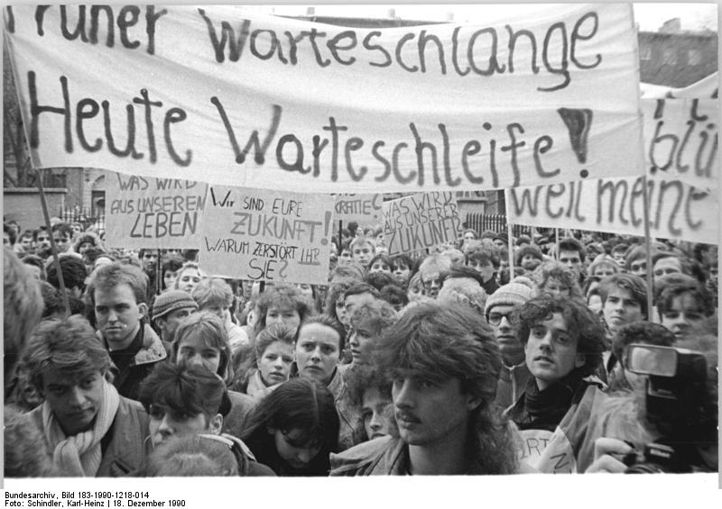 File:Bundesarchiv Bild 183-1990-1218-014, Potsdam, Studentenprotest.jpg